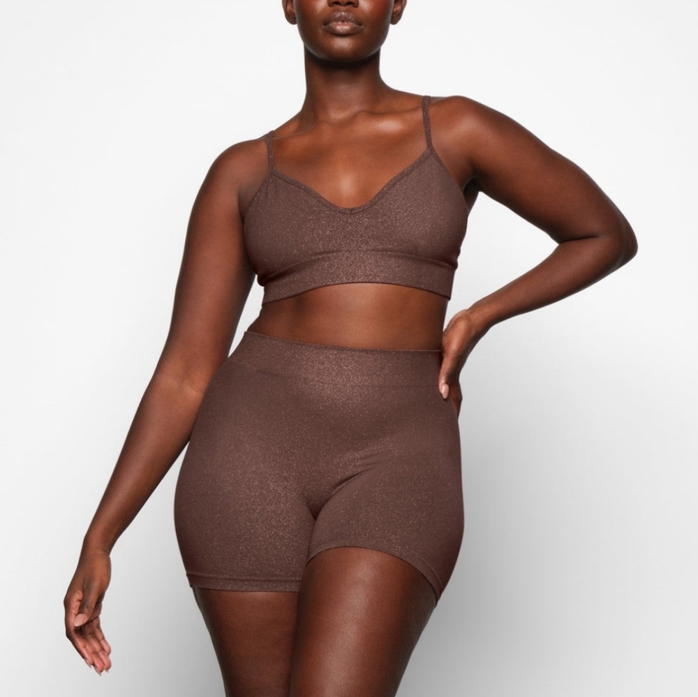 NWT SKIMS SOFT SMOOTHING SEAMLESS LUREX SHINE SHORT IN COCOA